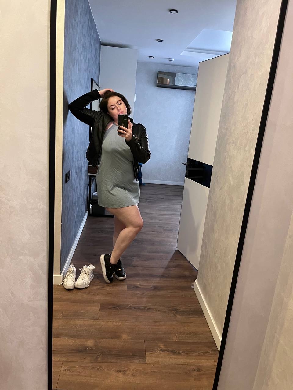 글래머러스 인형 크리스티 KKK가 거울에 비친 머프 시위 및 시위 큰 가슴을 공개합니다. 글래머러스 인형 크리스티 KKK가 거울에 비친 머프 시위 및 시위 큰 가슴을 공개합니다.