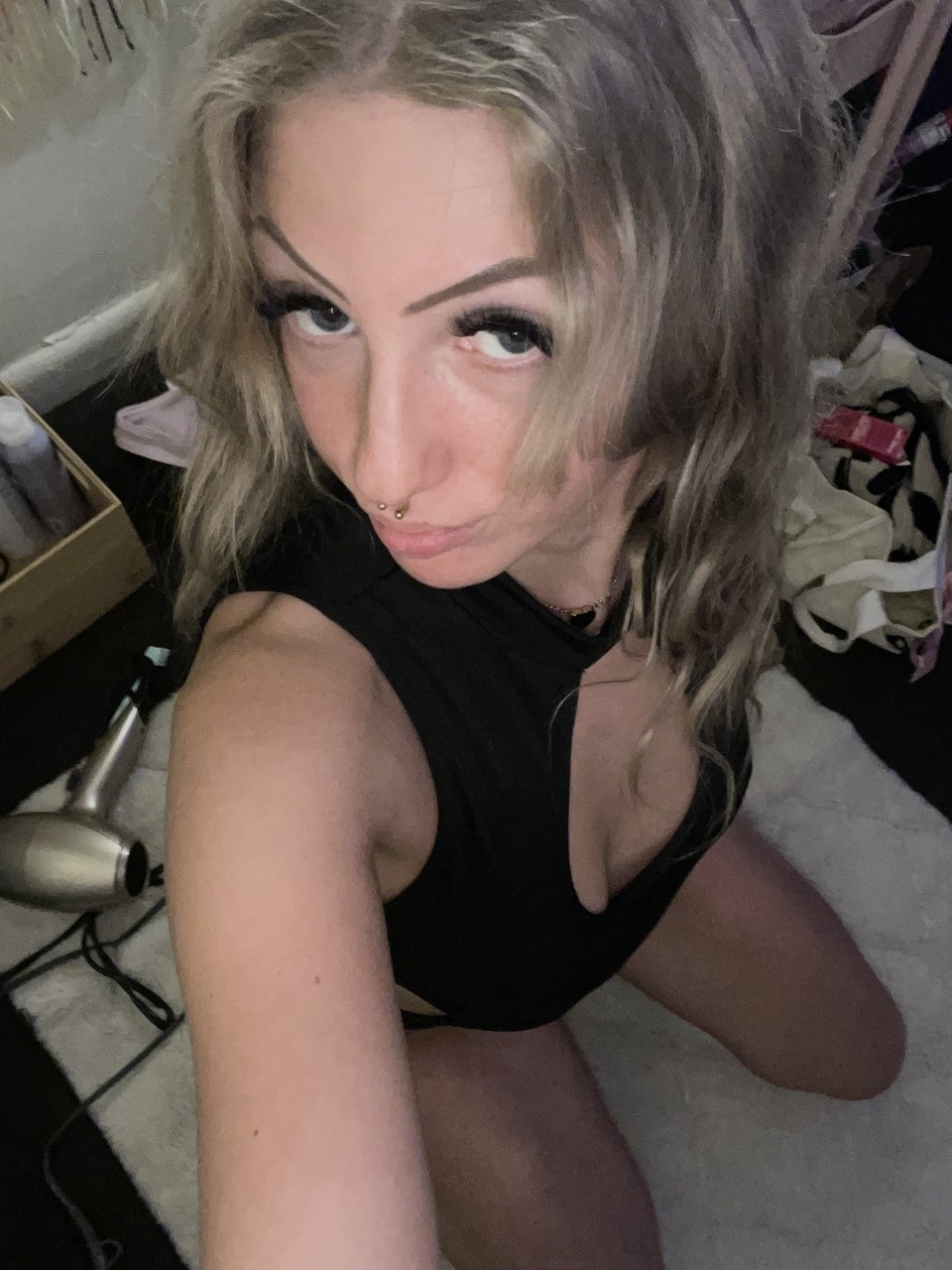 A loirinha em forma Alexis a provocar com a sua porta traseira redonda A loirinha em forma Alexis a provocar com a sua porta traseira redonda