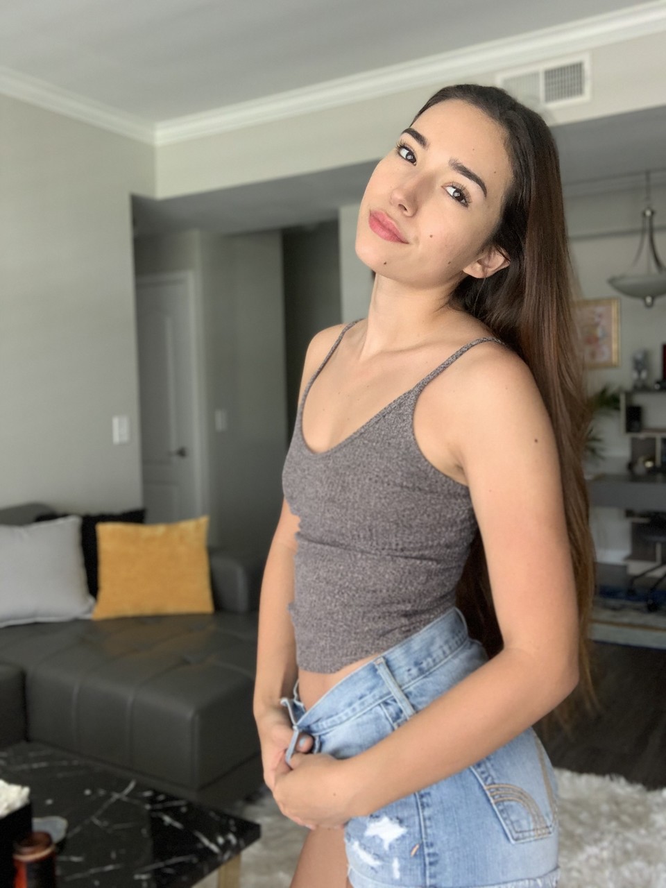 La gieffina Samly Puff sfoggia il suo grosso sedere indossando pantaloncini corti La gieffina Samly Puff sfoggia il suo grosso sedere indossando pantaloncini corti