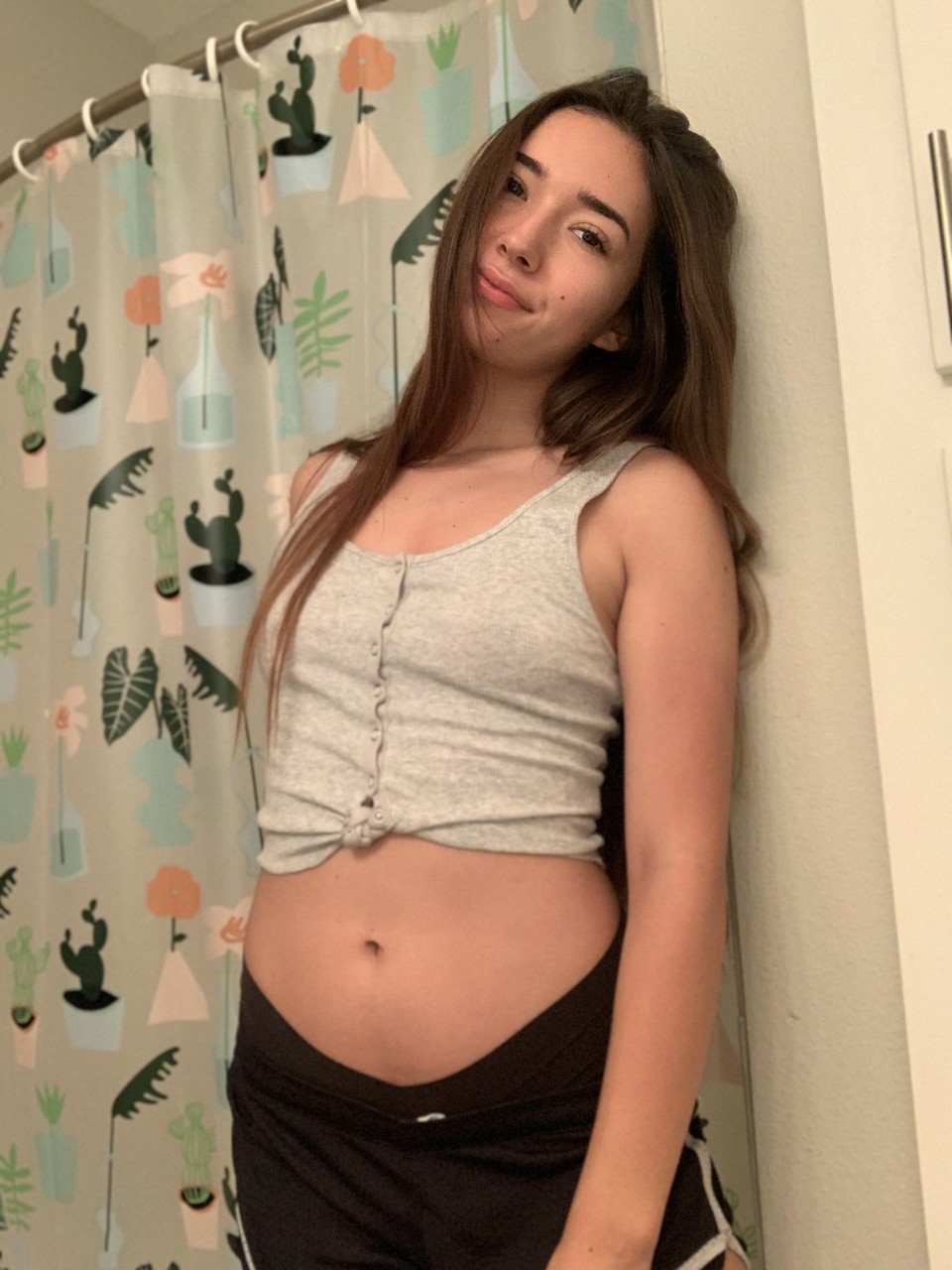 La gieffina Samly Puff sfoggia il suo grosso sedere indossando pantaloncini corti La gieffina Samly Puff sfoggia il suo grosso sedere indossando pantaloncini corti