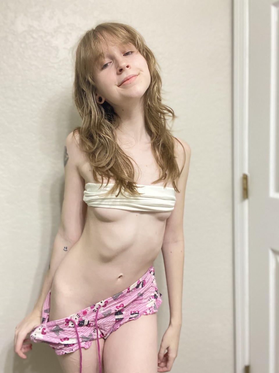 Teensy Bella, playgirl débutante, pose de manière provocante en solo. Teensy Bella, playgirl débutante, pose de manière provocante en solo.