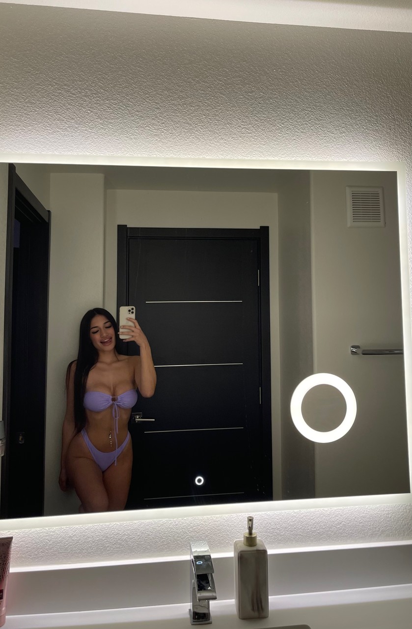 Maddie Gech, ragazza dai capelli castani, stuzzica con il suo sedere civettuolo e scopre i suoi seni Maddie Gech, ragazza dai capelli castani, stuzzica con il suo sedere civettuolo e scopre i suoi seni