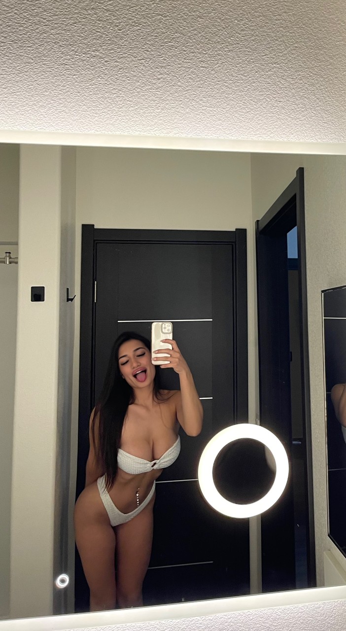 Maddie Gech, ragazza dai capelli castani, stuzzica con il suo sedere civettuolo e scopre i suoi seni Maddie Gech, ragazza dai capelli castani, stuzzica con il suo sedere civettuolo e scopre i suoi seni
