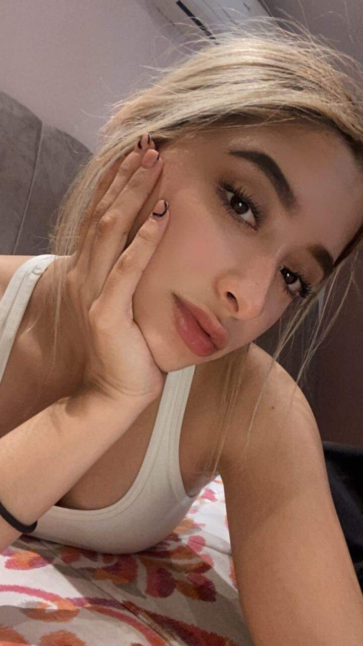 Latina webslut Cathy shows off in hot selfies 4