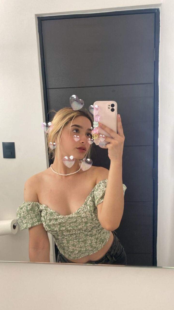 Latina webslut Cathy shows off in hot selfies 7