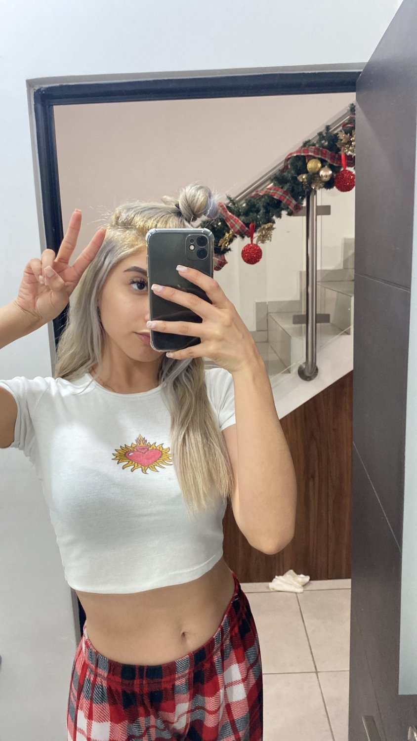 Latina webslut Cathy shows off in hot selfies 26