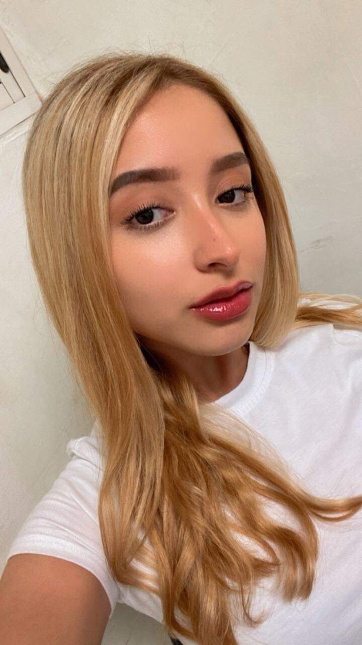 Latina webslut Cathy shows off in hot selfies 32