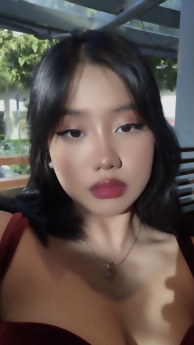 Curvy Filipina beauty proudly shows off her big chest 3
