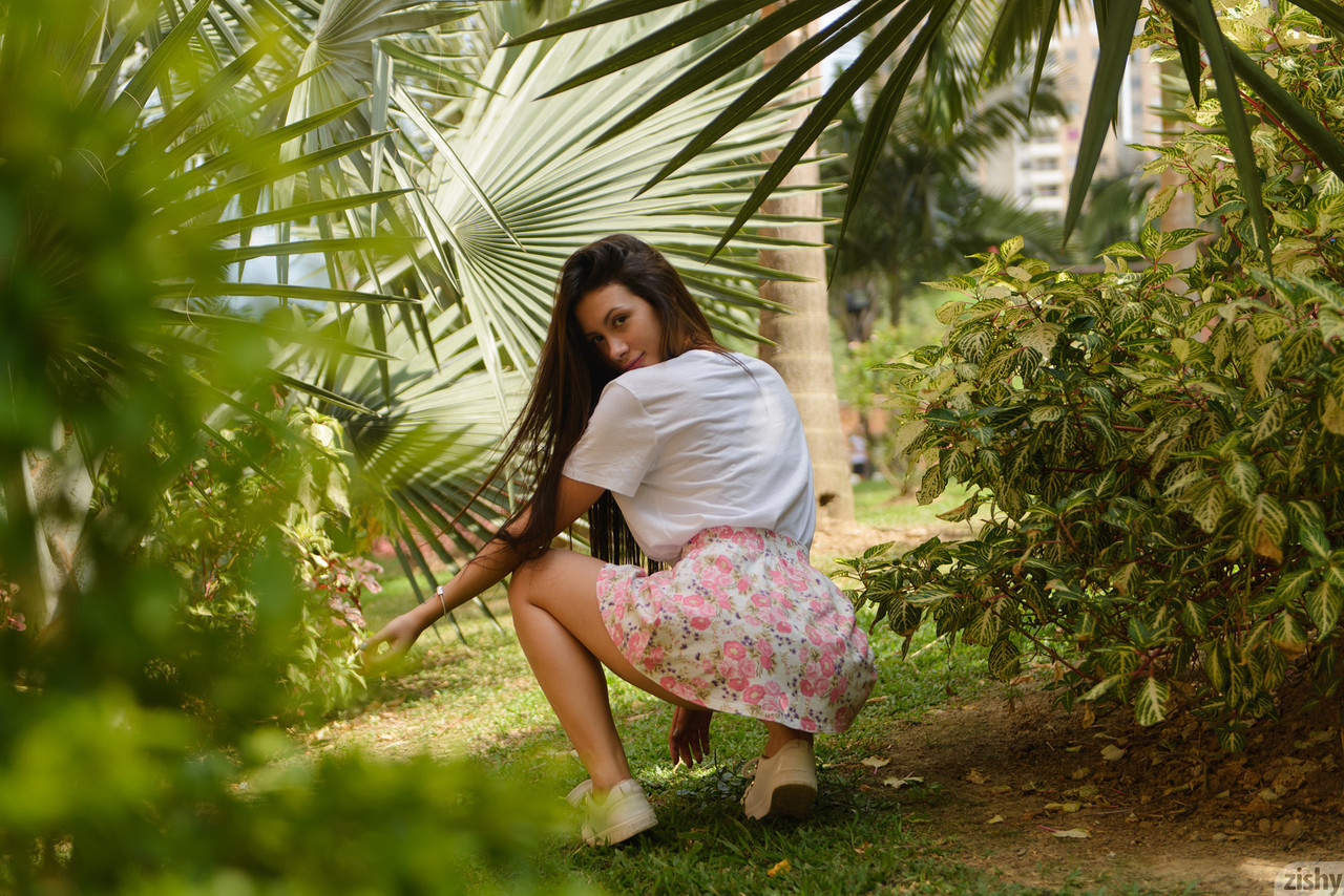 La plantureuse playgirl Paloma Andaquies exhibe un haut de jambe en culotte. La plantureuse playgirl Paloma Andaquies exhibe un haut de jambe en culotte.