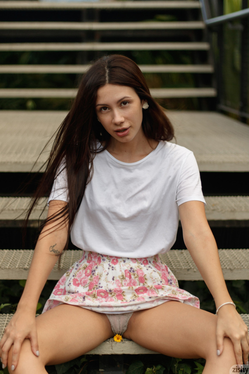 La plantureuse playgirl Paloma Andaquies exhibe un haut de jambe en culotte. La plantureuse playgirl Paloma Andaquies exhibe un haut de jambe en culotte.