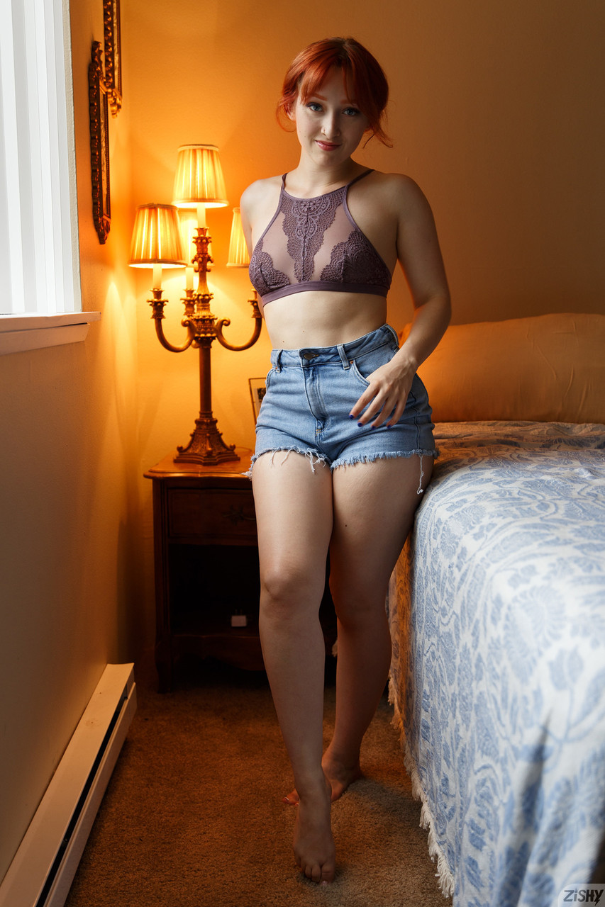 Damsel Noire ruiva não profissional mostra o seu fantástico rabo e posa nua Damsel Noire ruiva não profissional mostra o seu fantástico rabo e posa nua