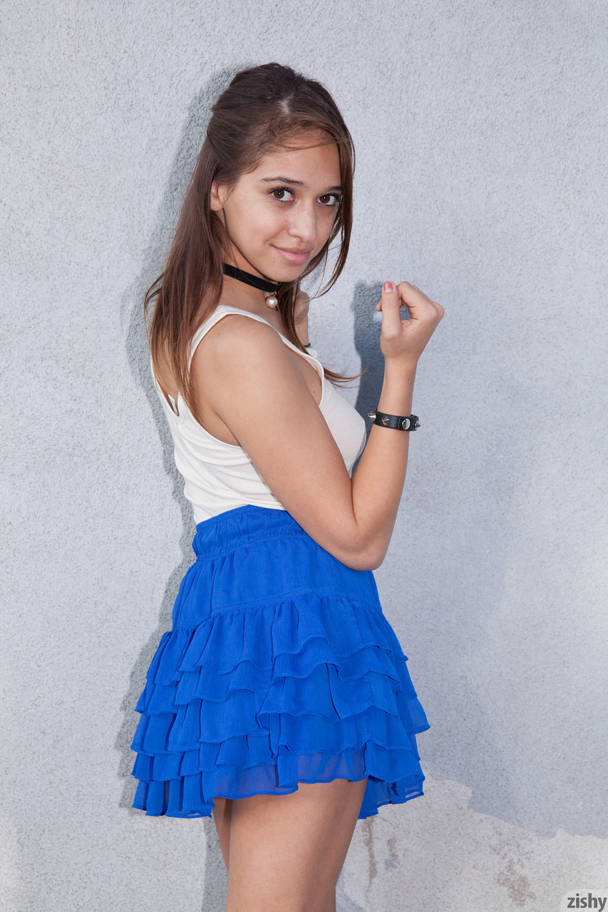 Excitante adolescente latina Sara Luvv mostrando sus bragas verdes en exterior Excitante adolescente latina Sara Luvv mostrando sus bragas verdes en exterior