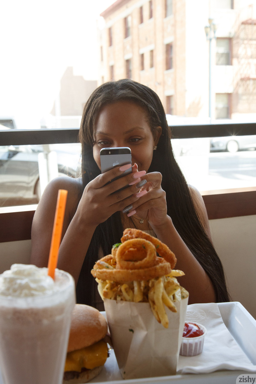 La mini ebano Dajah Wallace mostra il suo seno minuto e la sua fica depilata in spiaggia La mini ebano Dajah Wallace mostra il suo seno minuto e la sua fica depilata in spiaggia