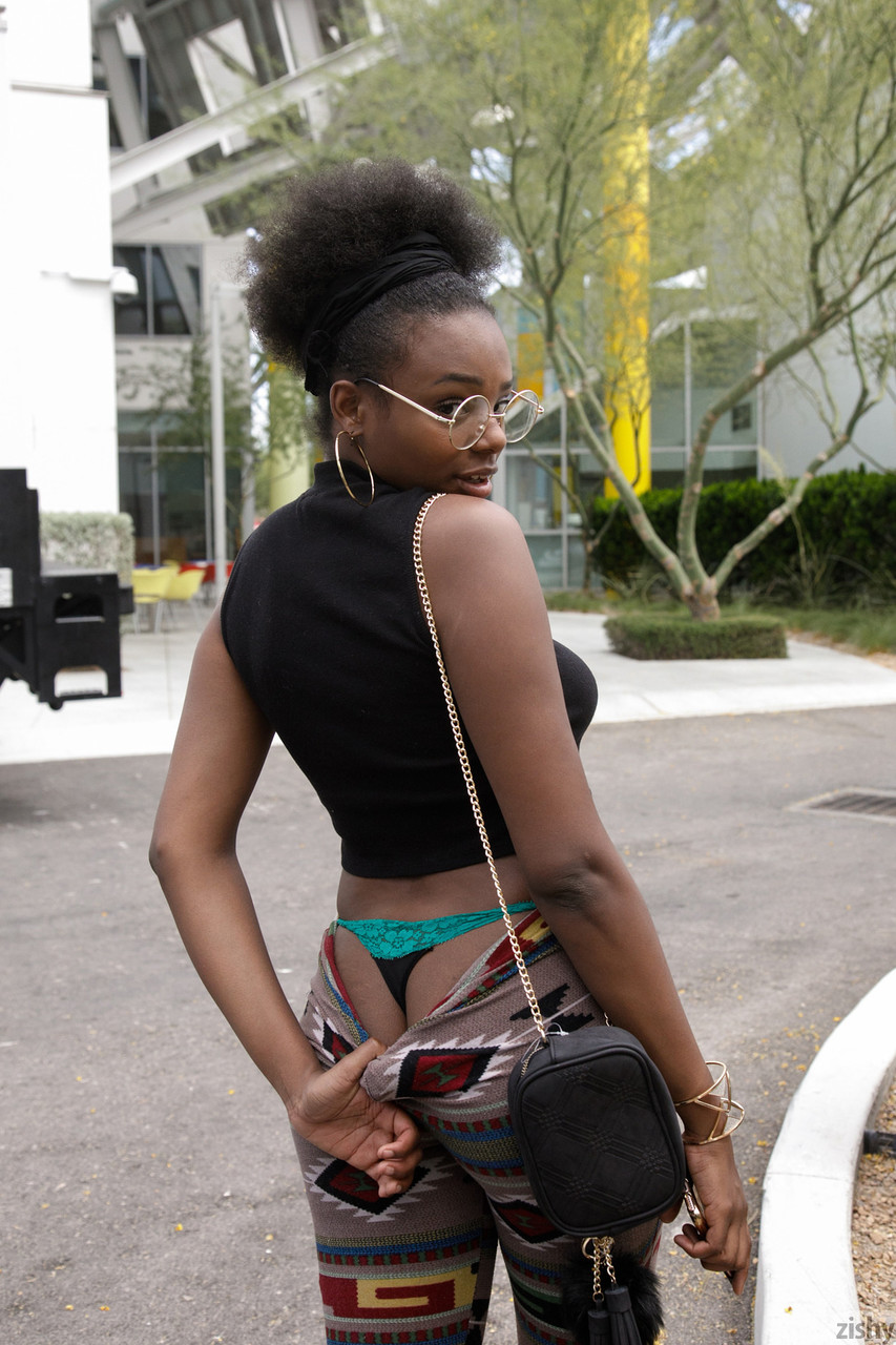 Naughty Ebony Neda Marie Shows Booty Outdoors Naughty Ebony Neda Marie Shows Booty Outdoors