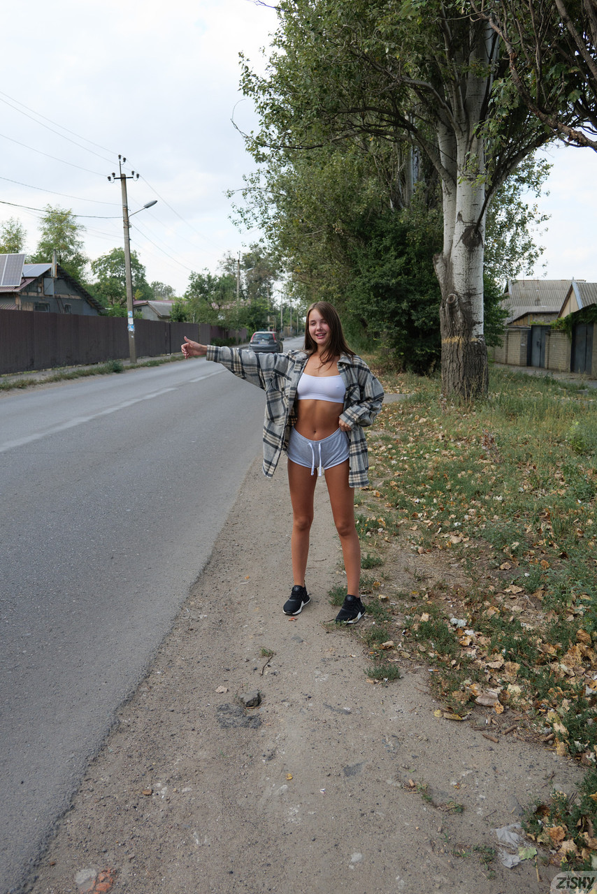 Sexy Neuling Olya Derkach enthüllt ihre schönen Beine & ihre fette Hintertür im Freien Sexy Neuling Olya Derkach enthüllt ihre schönen Beine & ihre fette Hintertür im Freien