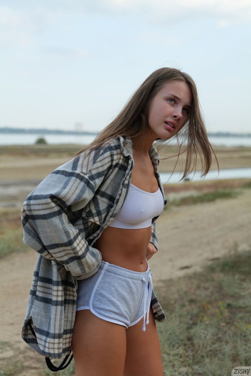 Sexy Neuling Olya Derkach enthüllt ihre schönen Beine & ihre fette Hintertür im Freien Sexy Neuling Olya Derkach enthüllt ihre schönen Beine & ihre fette Hintertür im Freien