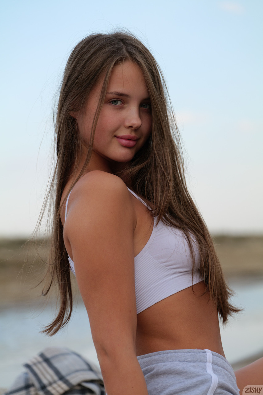 Sexy Neuling Olya Derkach enthüllt ihre schönen Beine & ihre fette Hintertür im Freien Sexy Neuling Olya Derkach enthüllt ihre schönen Beine & ihre fette Hintertür im Freien
