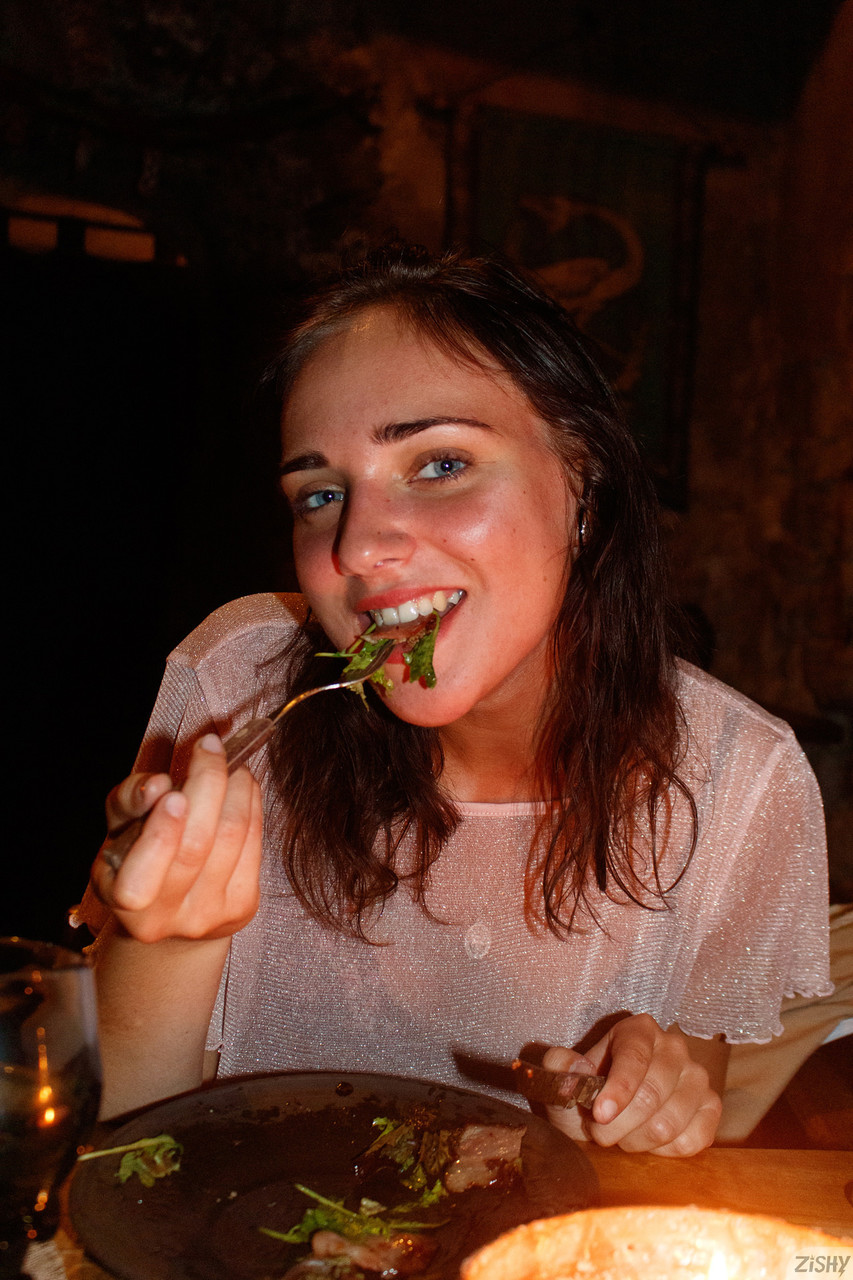 La impresionante diletante Oxana Cutie descubre su cuerpo natural con líneas de bronceado La impresionante diletante Oxana Cutie descubre su cuerpo natural con líneas de bronceado