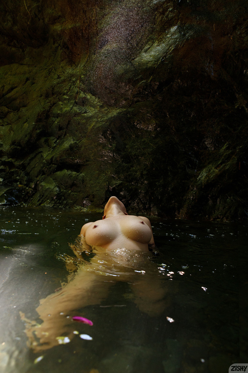 Perfekcyjna była dziewczyna Ileana Burgos pokazuje swoje zdumiewające zakręty podczas pływania w rzece Perfekcyjna była dziewczyna Ileana Burgos pokazuje swoje zdumiewające zakręty podczas pływania w rzece