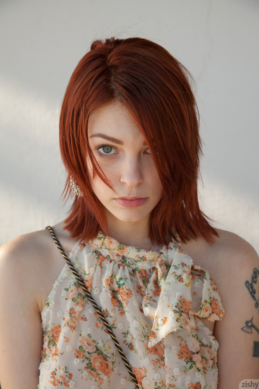 La adolescente pelirroja Bree Daniels descubre su esbelto cuerpo y posa con ropa interior rosa La adolescente pelirroja Bree Daniels descubre su esbelto cuerpo y posa con ropa interior rosa