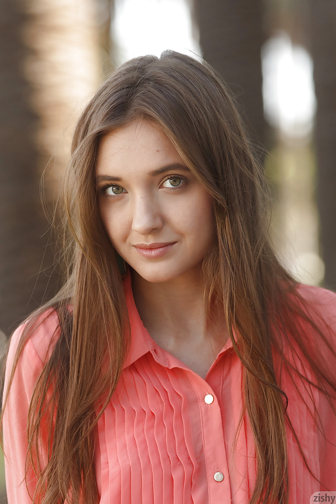 Maria Turova, dilettante aux cheveux bruns, s'excentre dans un magasin extérieur. Maria Turova, dilettante aux cheveux bruns, s'excentre dans un magasin extérieur.