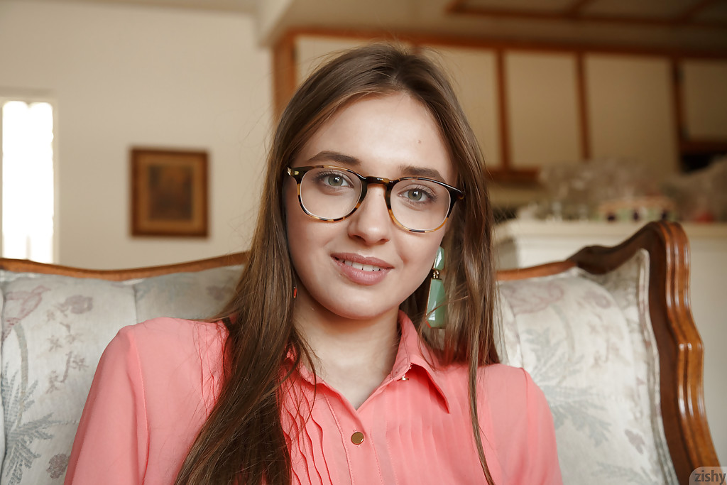 Maria Turova, dilettante aux cheveux bruns, s'excentre dans un magasin extérieur. Maria Turova, dilettante aux cheveux bruns, s'excentre dans un magasin extérieur.