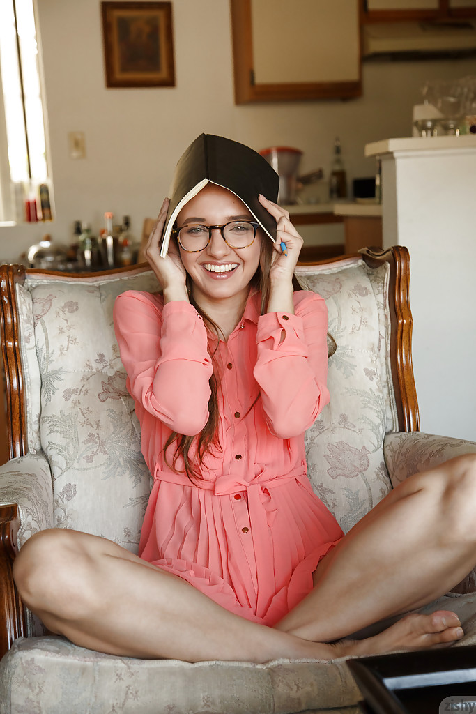 Maria Turova, dilettante aux cheveux bruns, s'excentre dans un magasin extérieur. Maria Turova, dilettante aux cheveux bruns, s'excentre dans un magasin extérieur.