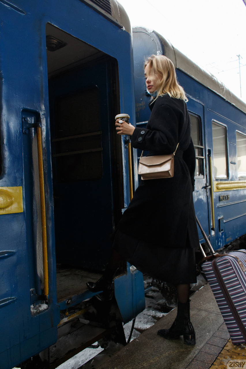Die große ukrainische Schönheit Sofi Levchenko zieht sich bis auf ihr üppiges Weiß aus und posiert Die große ukrainische Schönheit Sofi Levchenko zieht sich bis auf ihr üppiges Weiß aus und posiert
