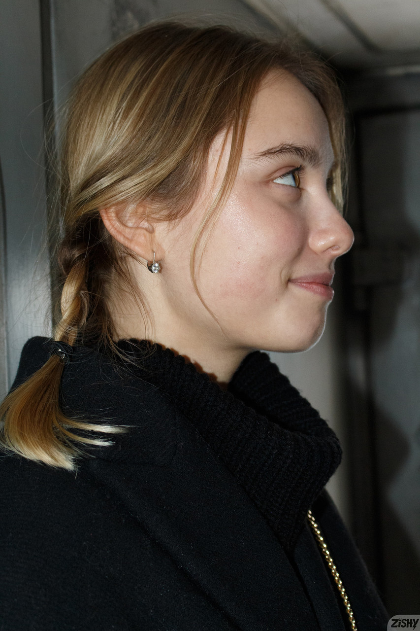 Die große ukrainische Schönheit Sofi Levchenko zieht sich bis auf ihr üppiges Weiß aus und posiert Die große ukrainische Schönheit Sofi Levchenko zieht sich bis auf ihr üppiges Weiß aus und posiert