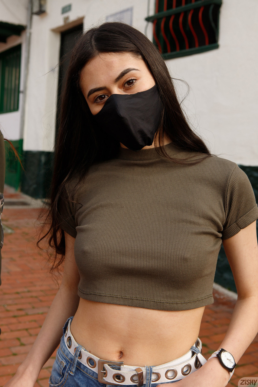 Zaheera Juni et Rosa s'exhibent dans leurs trous anaux et leurs seins naturels. Zaheera Juni et Rosa s'exhibent dans leurs trous anaux et leurs seins naturels.