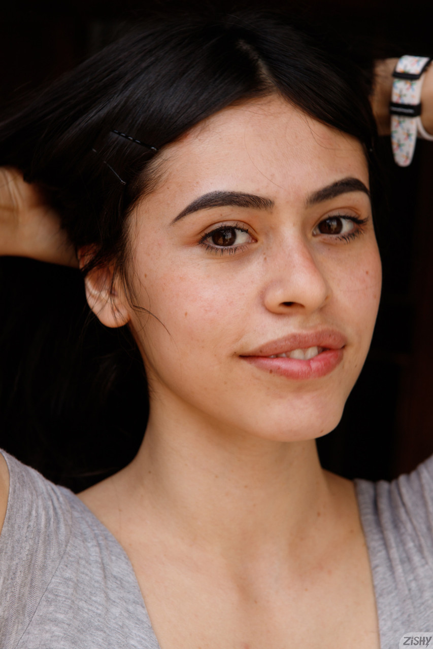 Zaheera Juni et Rosa s'exhibent dans leurs trous anaux et leurs seins naturels. Zaheera Juni et Rosa s'exhibent dans leurs trous anaux et leurs seins naturels.