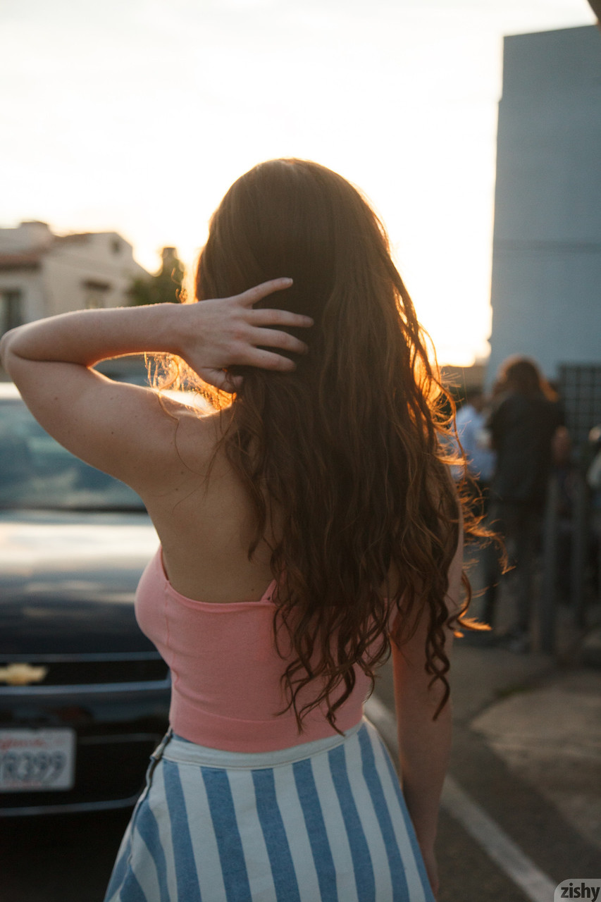 La maliziosa Avri Gaines mostra le sue mutandine mentre fa ginnastica al parco La maliziosa Avri Gaines mostra le sue mutandine mentre fa ginnastica al parco