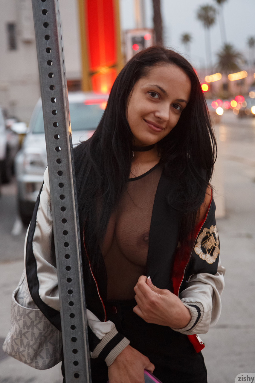 La encantadora Sofi Ryan de pelo castaño descubre su gran culo y su delicioso pecho La encantadora Sofi Ryan de pelo castaño descubre su gran culo y su delicioso pecho