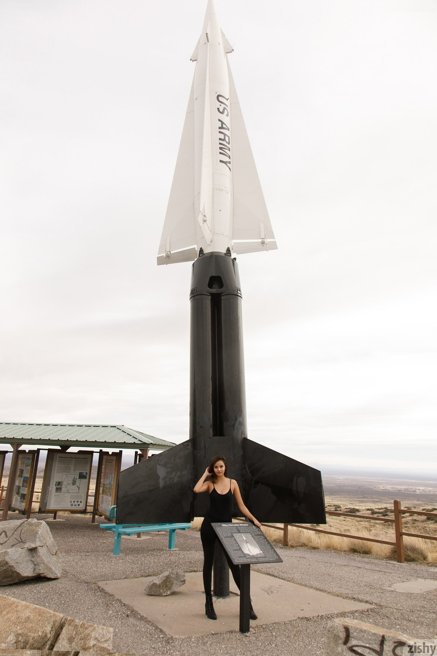 Die köstliche Latina Alejandra Cobos posiert in ihren Höschen und reibt ihre großen Brüste Die köstliche Latina Alejandra Cobos posiert in ihren Höschen und reibt ihre großen Brüste