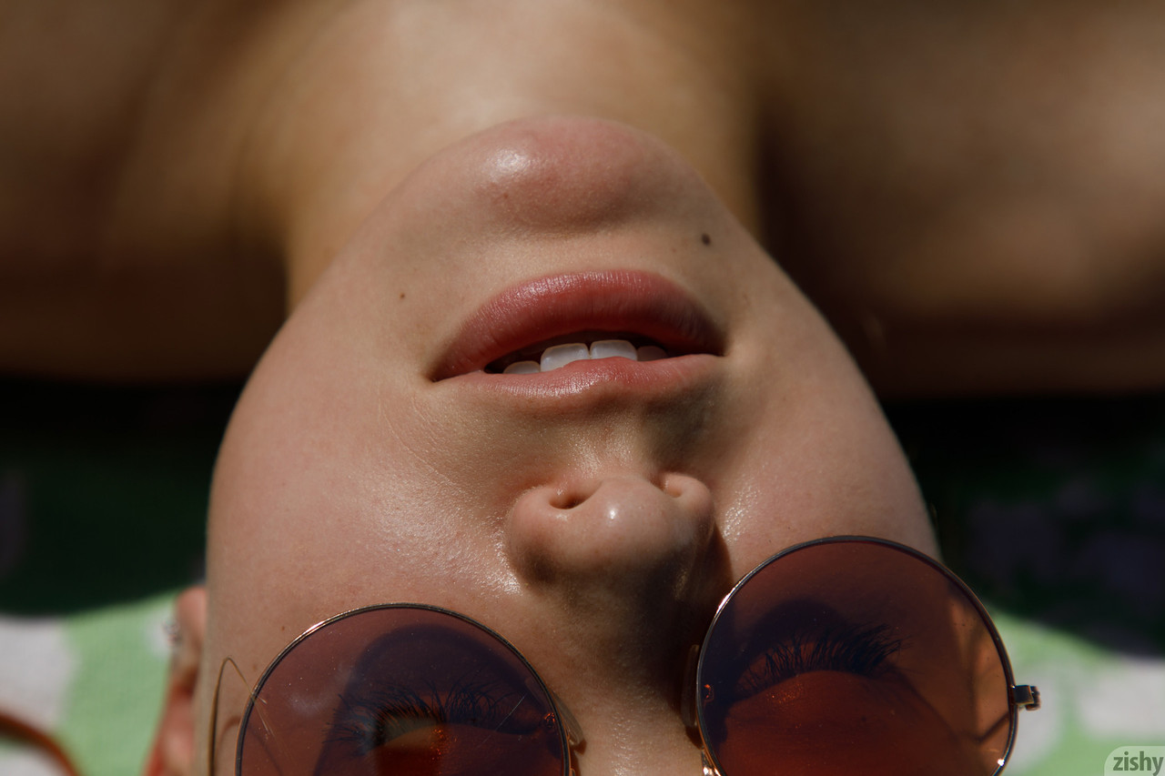 Bikinili nefis bayan Brandy Gila küçük göğüslerini havuz kenarında gözler önüne seriyor Bikinili nefis bayan Brandy Gila küçük göğüslerini havuz kenarında gözler önüne seriyor