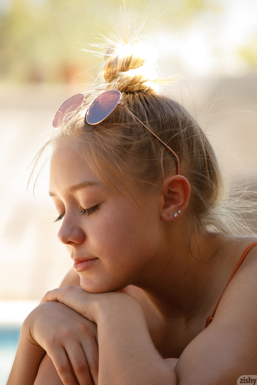 Bikinili nefis bayan Brandy Gila küçük göğüslerini havuz kenarında gözler önüne seriyor Bikinili nefis bayan Brandy Gila küçük göğüslerini havuz kenarında gözler önüne seriyor