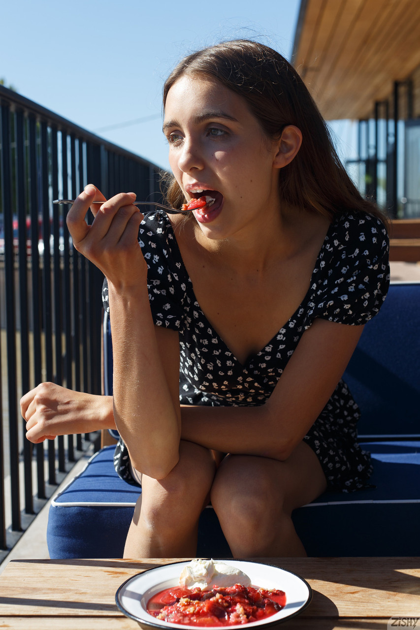 La novata tortolita Zoe Aguilar enseña su ojito moreno en un parque y deja ver su pecho en casa La novata tortolita Zoe Aguilar enseña su ojito moreno en un parque y deja ver su pecho en casa