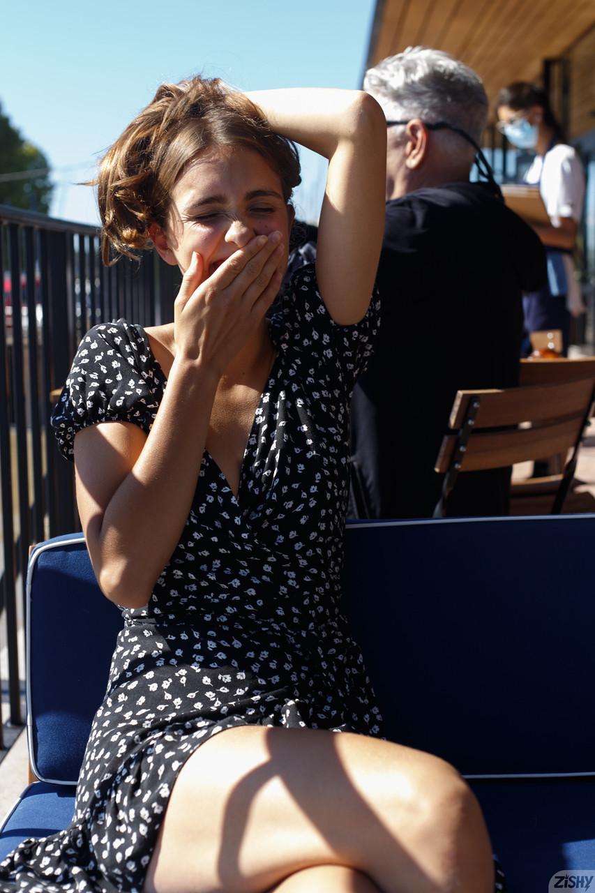 La novata tortolita Zoe Aguilar enseña su ojito moreno en un parque y deja ver su pecho en casa La novata tortolita Zoe Aguilar enseña su ojito moreno en un parque y deja ver su pecho en casa