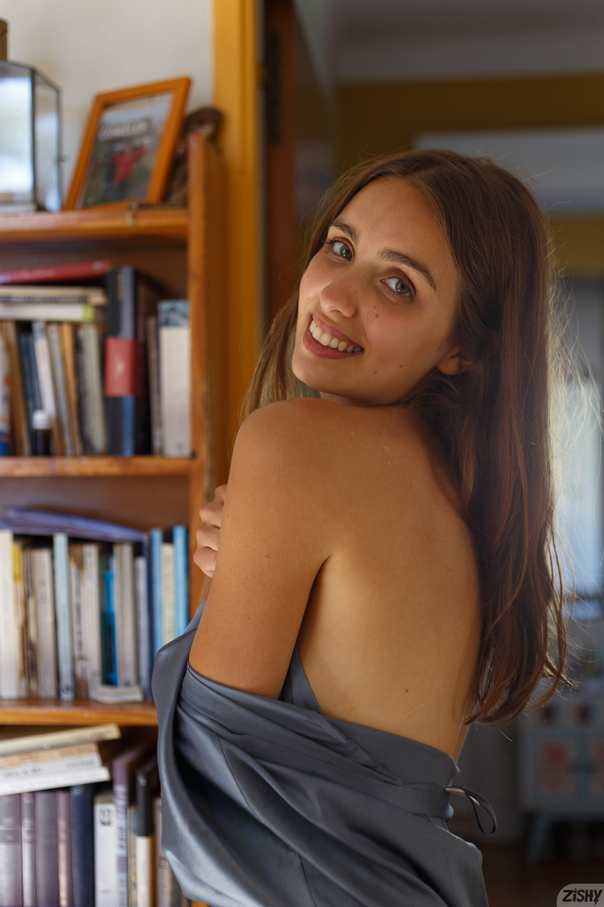 La novata tortolita Zoe Aguilar enseña su ojito moreno en un parque y deja ver su pecho en casa La novata tortolita Zoe Aguilar enseña su ojito moreno en un parque y deja ver su pecho en casa