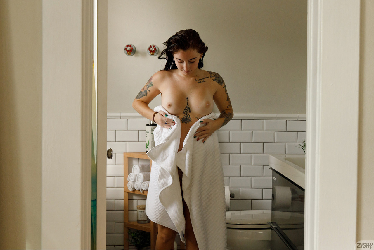 オタクサーシャ・エイペックスのタトゥー体がバスタブ自慰ショーで点火 オタクサーシャ・エイペックスのタトゥー体がバスタブ自慰ショーで点火