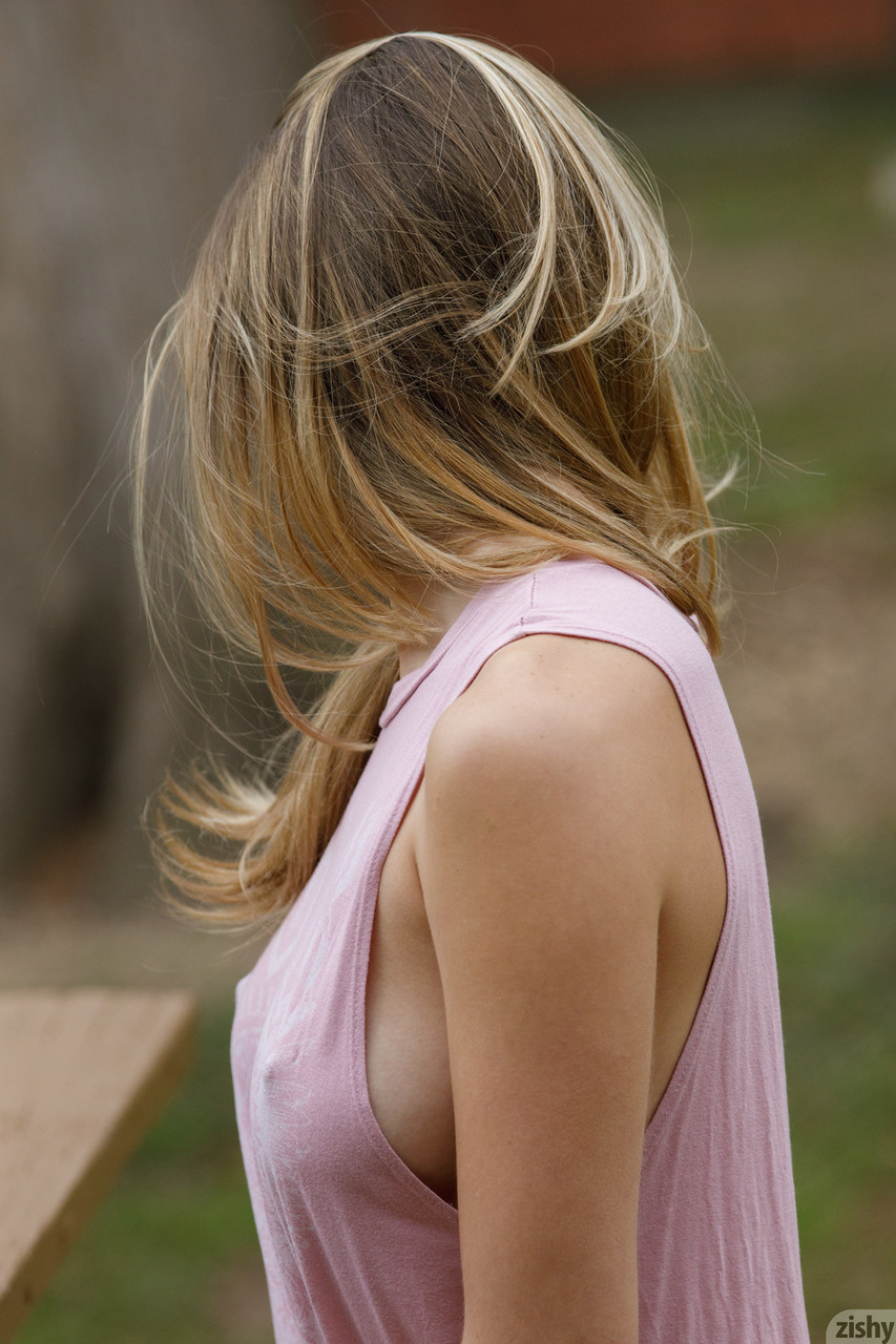 Complaciente caramelo rubia natural Katie Beautiful expone su pecho natural hasta fieles Complaciente caramelo rubia natural Katie Beautiful expone su pecho natural hasta fieles