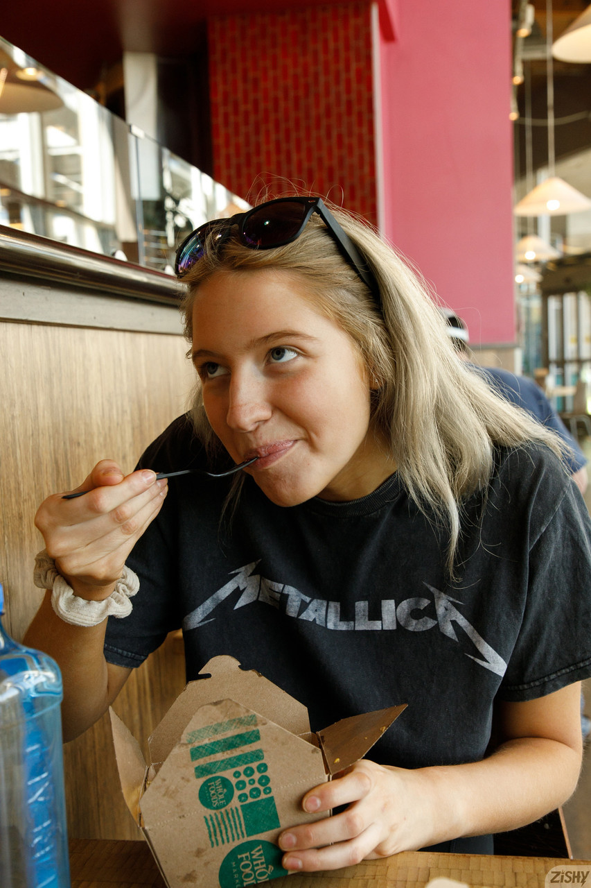 Maddie Crump’s Bikini Tease Shows Tits in Outdoor Amateur Glow Maddie Crump’s Bikini Tease Shows Tits in Outdoor Amateur Glow