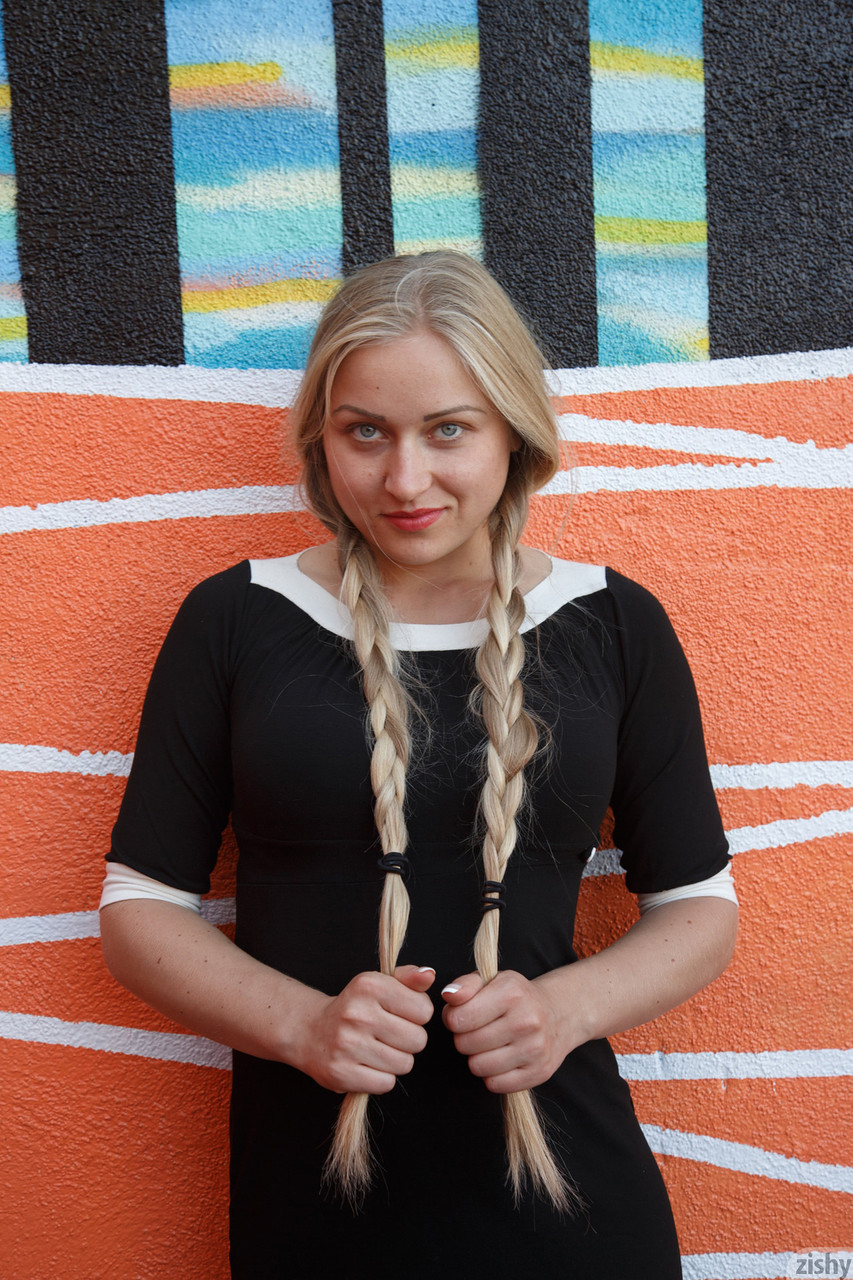 Atrakcyjna początkująca Ira Greene uwodzicielsko pozuje w bikini w panterkę na plaży Atrakcyjna początkująca Ira Greene uwodzicielsko pozuje w bikini w panterkę na plaży