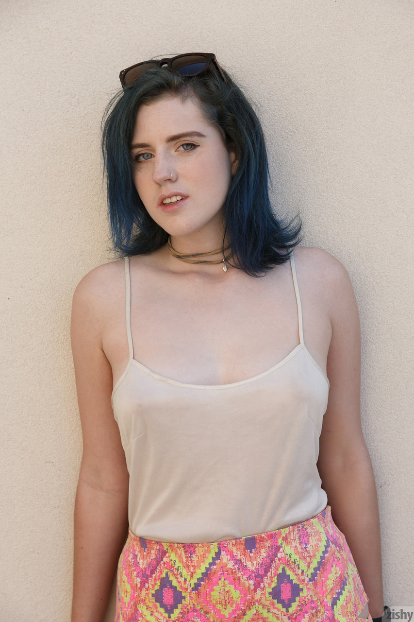 La maliziosa Skylar Anke dai capelli castani si mette in mostra in un outlet La maliziosa Skylar Anke dai capelli castani si mette in mostra in un outlet