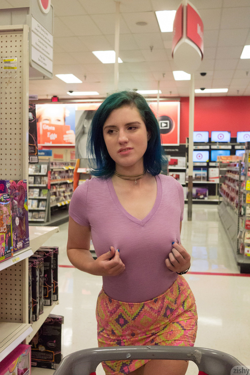 La maliziosa Skylar Anke dai capelli castani si mette in mostra in un outlet La maliziosa Skylar Anke dai capelli castani si mette in mostra in un outlet