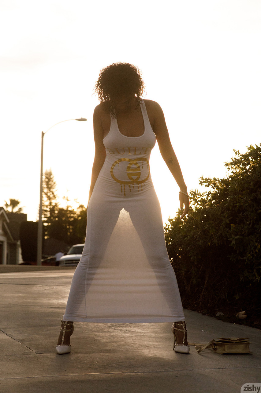 エボニーノエル・モニークの白い衣装が屋外で秘部と大きな胸を披露 エボニーノエル・モニークの白い衣装が屋外で秘部と大きな胸を披露