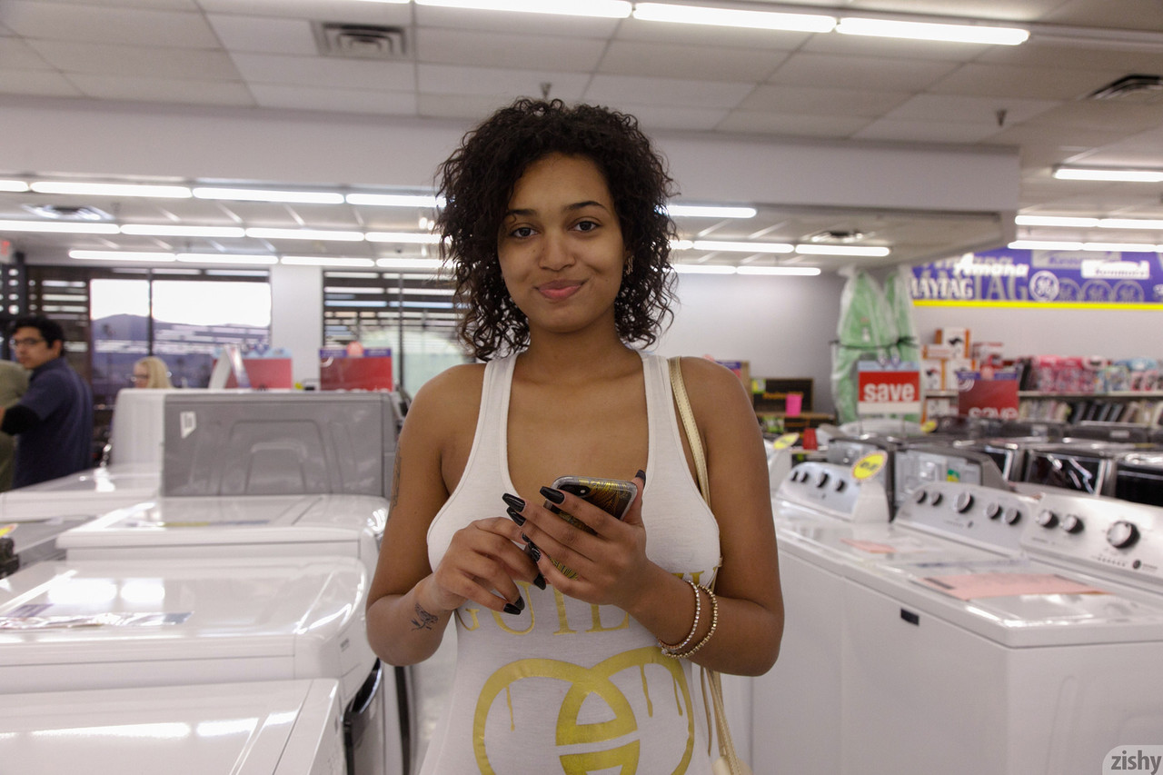 エボニーノエル・モニークの白い衣装が屋外で秘部と大きな胸を披露 エボニーノエル・モニークの白い衣装が屋外で秘部と大きな胸を披露