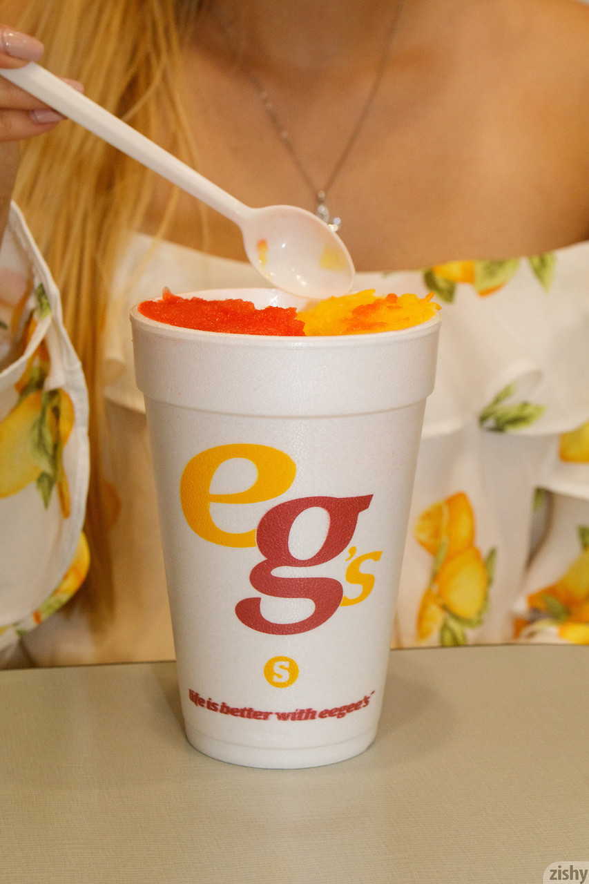 Zachwycająca początkująca szykowna Brandy Gila pokazuje swoje majtki na zewnątrz i rozbiera się w domu Zachwycająca początkująca szykowna Brandy Gila pokazuje swoje majtki na zewnątrz i rozbiera się w domu