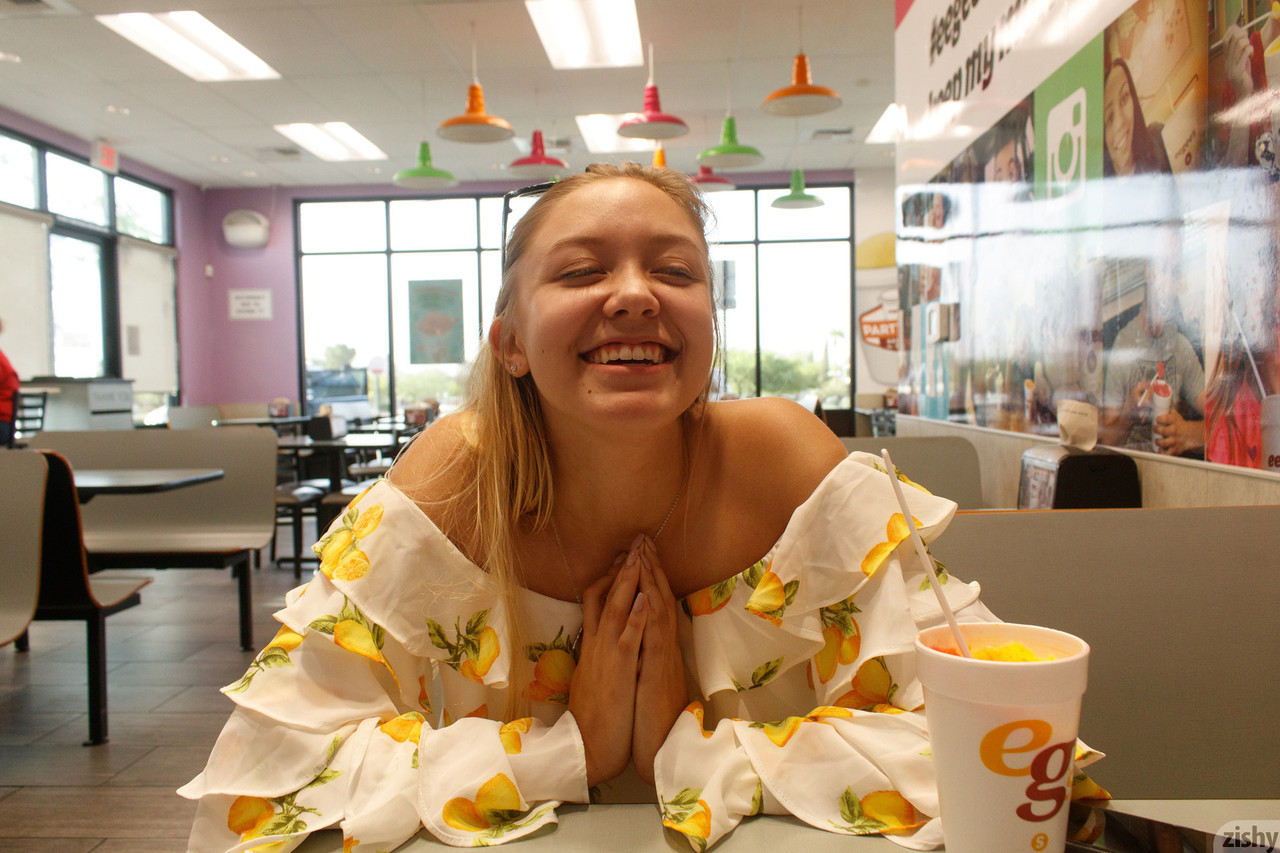 Zachwycająca początkująca szykowna Brandy Gila pokazuje swoje majtki na zewnątrz i rozbiera się w domu Zachwycająca początkująca szykowna Brandy Gila pokazuje swoje majtki na zewnątrz i rozbiera się w domu