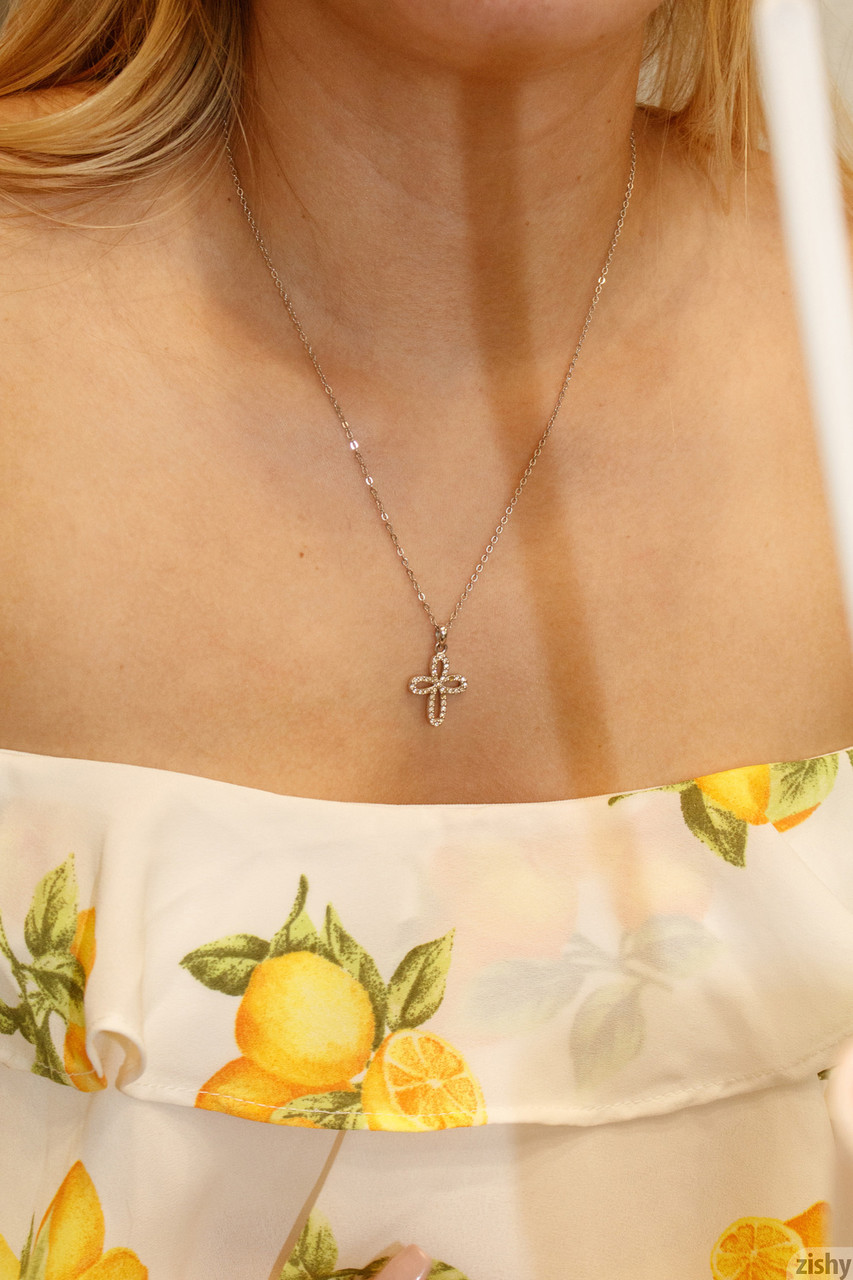 Zachwycająca początkująca szykowna Brandy Gila pokazuje swoje majtki na zewnątrz i rozbiera się w domu Zachwycająca początkująca szykowna Brandy Gila pokazuje swoje majtki na zewnątrz i rozbiera się w domu